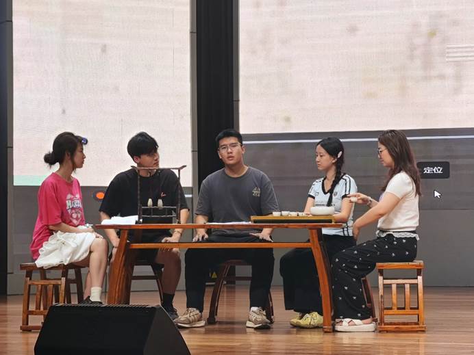 一群人坐在桌子前 AI 生成的内容可能不正确。