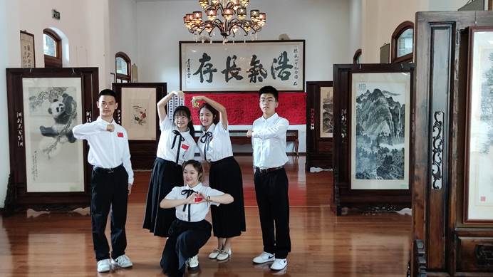 图片包含 地板, 室内, 活, 房间 AI 生成的内容可能不正确。