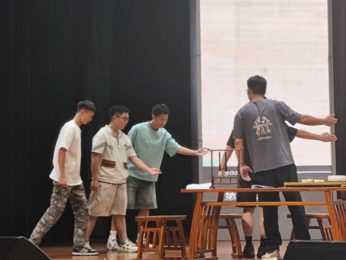 一群男人和女人站在桌子边 AI 生成的内容可能不正确。