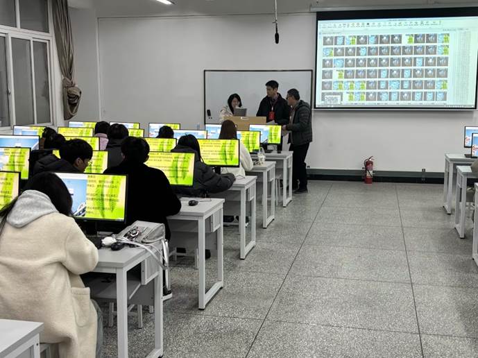 一群人在房间里交谈 AI 生成的内容可能不正确。