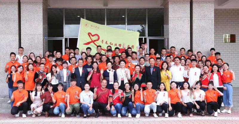我校学生詹成东参加彭丽媛大使出席的防艾志愿者座谈会